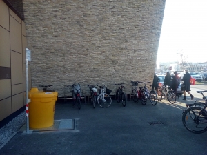 Postavitev posode ob parkirišču za kolesa